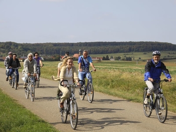 Radtour auf einem im Zuge der Flurbereinigung erstellten Feldweges bei Röttingen