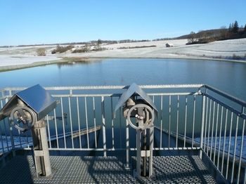 Teilgefülltes Hochwasserrückhaltebecken Tonnenberg am Schenkenbach zwischen Auf-hausen und Röttingen