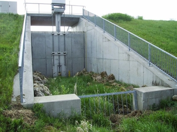 Durchlassbauwerk mit integrierter Hochwasserentlastung