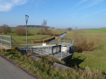 Blick in Einstauraum mit Durchlassbauwerk und Hochwasserentlastungsschwelle