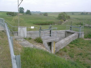 Blick vom Damm in Beckenstauraum bei leerem Becken