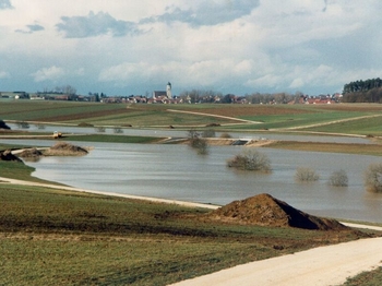 Bei Hochwasser gefüllter Hochwasserrückhalteraum. Im Hintergrund Tannhausen