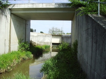 Blick von unterhalb des Dammes auf Brückenbauwerk und Hochwasserentlastung bei leerem Becken